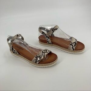 Dream Pairs Faux Snake Skin Sandal - Size 9.5